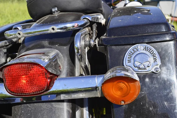 Zadní část kola Harley Davidson na festivalu setkání v létě Rusko, region Kursk, Zheleznogorsk, květen 2018. — Stock fotografie