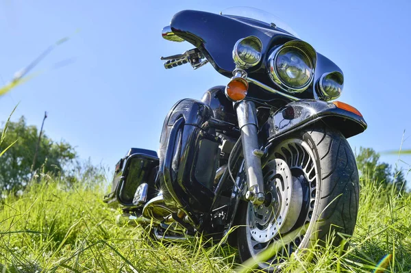 Motocicleta preta Harley Davidson fica na grama verde. Vista inferior . — Fotografia de Stock