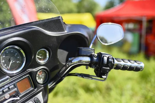 O painel de controle da bicicleta Harley Davidson está na frente do festival Reunião do verão Rússia, região de Kursk, Zheleznogorsk, maio 2018 . — Fotografia de Stock