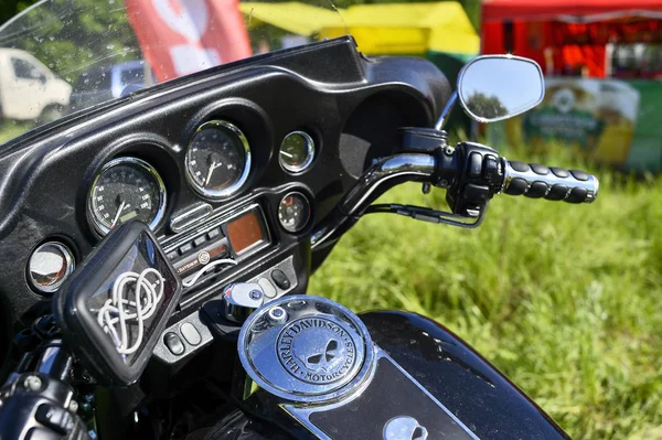 O painel de controle da bicicleta Harley Davidson está na frente do festival Reunião do verão Rússia, região de Kursk, Zheleznogorsk, maio 2018 . — Fotografia de Stock