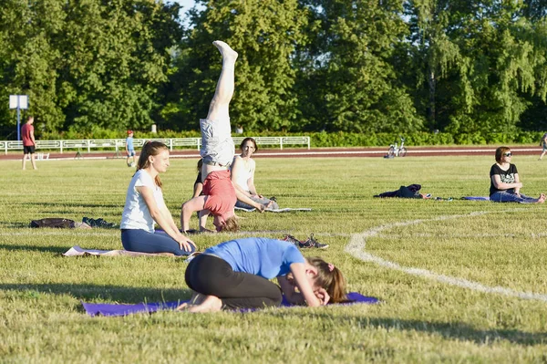 Yoga group performs gymnastics exercises at the city stadium, Russia, Kursk region, Zheleznogorsk, June 2018 — Stock Photo, Image