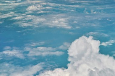 Bir uçak penceresinden bulutlar üzerinde Üstten Görünüm