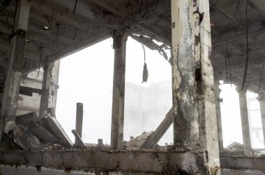 Sisli bir sis içinde yıkılmış büyük beton bina. Arka plan.