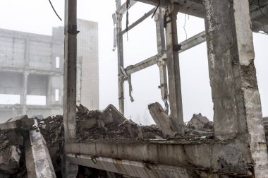 Sisli bir sis içinde yıkılmış büyük beton bina. Arka plan.