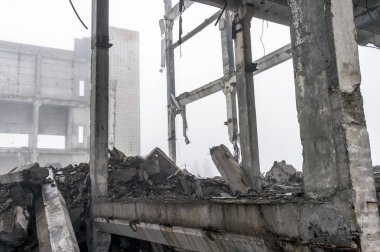 Sisli bir sis içinde yıkılmış büyük beton bina. Arka plan.