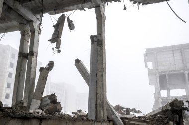 Sisli bir sis içinde yıkılmış büyük beton bina. Arka plan.