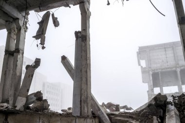 Sisli bir sis içinde yıkılmış büyük beton bina. Arka plan.