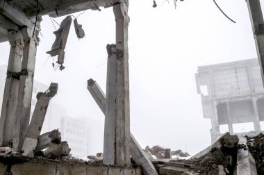 Sisli bir sis içinde yıkılmış büyük beton bina. Arka plan.