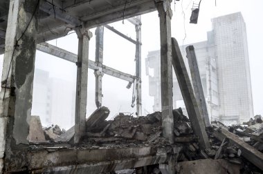 Sisli bir sis içinde yıkılmış büyük beton bina. Arka plan.