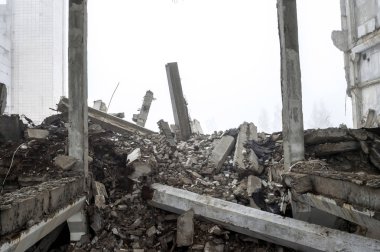 Sisli bir sis içinde yıkılmış büyük beton bina. Arka plan.