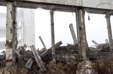 Sisli bir sis içinde yıkılmış büyük beton bina. Arka plan.