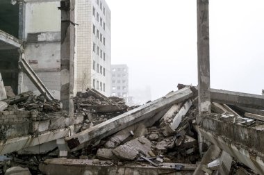 Sisli bir sis içinde yıkılmış büyük beton bina. Arka plan.