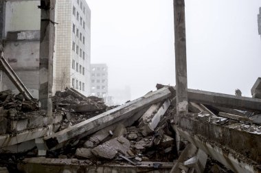 Sisli bir sis içinde yıkılmış büyük beton bina. Arka plan.