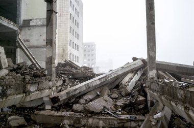 Sisli bir sis içinde yıkılmış büyük beton bina. Arka plan.
