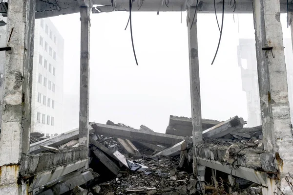 O edifício de concreto grande destruído em uma névoa nebulosa. Contexto . — Fotografia de Stock