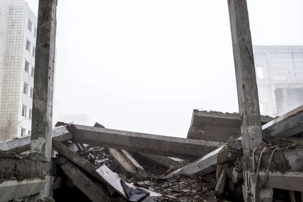 The destroyed big concrete building in a foggy haze. Background. Place to write the text. — Stock Photo, Image