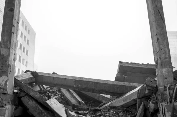 Het vernietigde grote betonnen gebouw in een mistige nevel. Achtergrond. Plaats om de tekst te schrijven. — Stockfoto