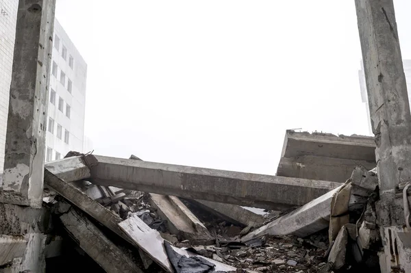 被毁坏的大混凝土建筑在雾霾中。背景。书写文本的位置. — 图库照片