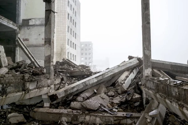 안개 낀 안개 속에서 파괴된 큰 콘크리트 건물. 배경. — 스톡 사진