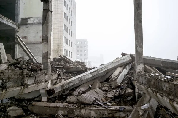 霧の中で破壊された大きなコンクリートの建物。背景. — ストック写真