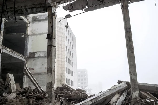 O edifício de concreto grande destruído em uma névoa nebulosa. Contexto . — Fotografia de Stock