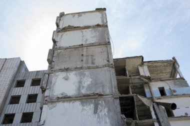 Dış duvarları olmayan büyük bina yok. Arka plan. Alt görünüm