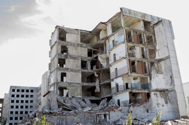 Gökyüzüne karşı yıkılmış bir beton binanın kalıntıları. Arka plan