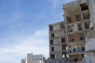 Dokulu mavi gökyüzüne karşı tahrip beton binanın kalıntıları. Arka plan