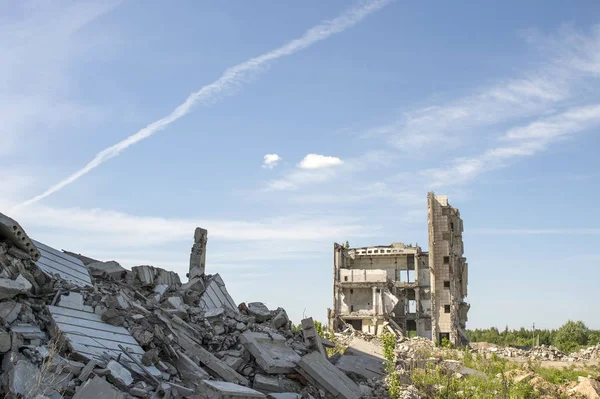 被摧毁的大型建筑,在前景中堵塞混凝土碎片。背景 — 图库照片