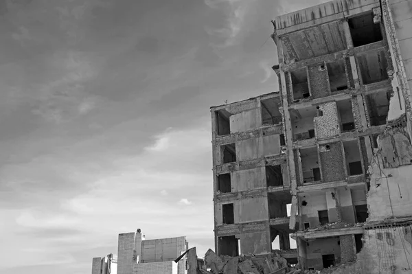 하늘을 배경으로 파괴된 콘크리트 건물의 잔해. 텍스트의 공백입니다. 흑백. 배경 — 스톡 사진