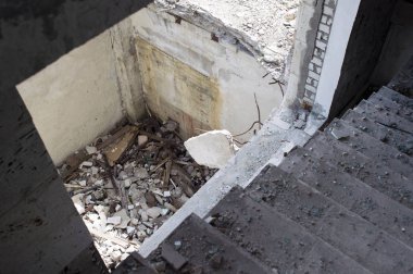 Yıkılan binanın merdivenlerin ve Asansör şaftının üst görünümü