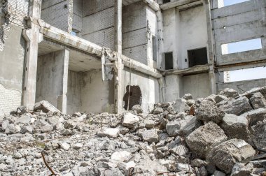 Beton gri enkaz yakın çekim binanın yıkılmış yapısının kalıntıları karşı. Arka plan