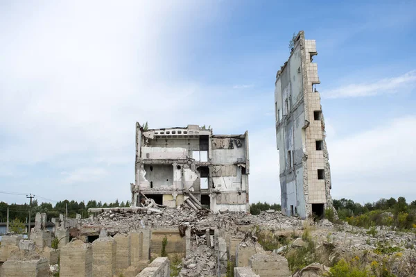Temel'in kalıntıları, beton bir binanın yıkılan yapısının arka planında. Arka plan. — Stok fotoğraf
