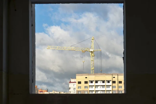 Blick aus dem Fenster des alten Hauses auf den Neubau eines Wohnviertels. Hintergrund — Stockfoto