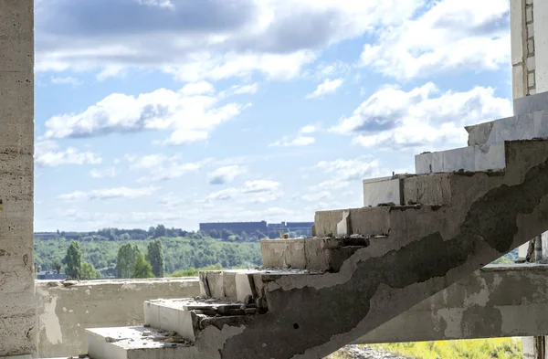 Das Treppenhaus des zerstörten großen Gebäudes in luftiger Höhe gegen den Himmel und die natürliche Landschaft — Stockfoto