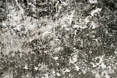 Figürlü bir motley desen şeklinde siyah hakimiyeti ile beton beyaz duvar