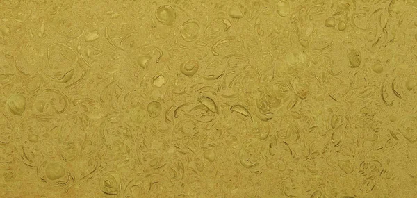 Organická textura přírodního kamene s otisky mořských mušlí žlutě růžovým tónem s nazelenalé tmou. Pozadí — Stock fotografie