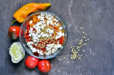 Kırmızı ve sarı tatlı biber, çam fıstığı ve beyaz peynir küpleri serpilir domates dilimleme Salatası.