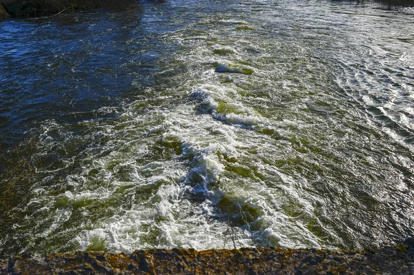 Vista superior do fluxo de fervura abaixo da barragem no rio em th — Fotografia de Stock