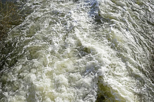 Vista superior do fluxo de fervura abaixo da barragem no rio em th — Fotografia de Stock