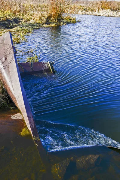 Der schnelle Fluss des Wassers wird auf das Rohr mit der Dischar gelenkt — Stockfoto