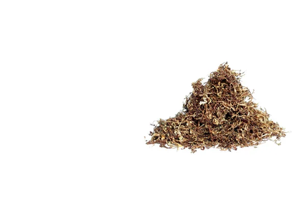 Eine Folie braunen Zigarettentabaks in dünne Scheiben geschnitten isoliert auf weißem Hintergrund. — Stockfoto