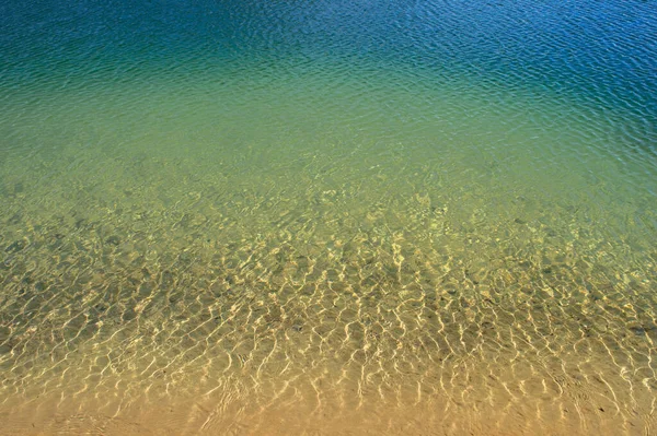 Klarblått Vatten Med Turkos Nyans Med Ljusvågor Och Vacker Solsken — Stockfoto