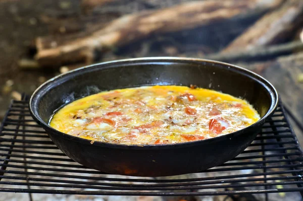 ぼかし 野菜と揚げ卵は 屋外の石炭のグリル上の鍋で調理されています 柔らかいレンズの霞の中のフィールドの低深さ — ストック写真