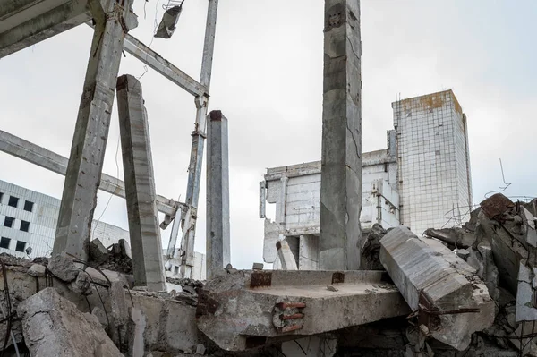 Önünde Gri Beton Kirişler Olan Büyük Harabe Bir Bina Yıkım — Stok fotoğraf