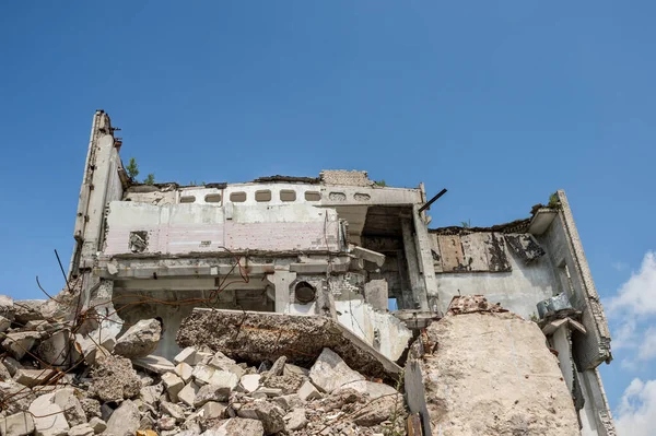 Fragmentos Betão Cinzento Fundação Edifício Contra Céu Azul Claro Contexto — Fotografia de Stock