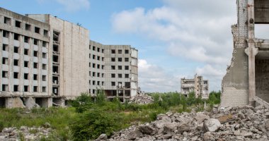 Büyük yıkılmış bir binanın kalıntıları üzerinde gri beton bir enkaz yığını. Arkaplan.