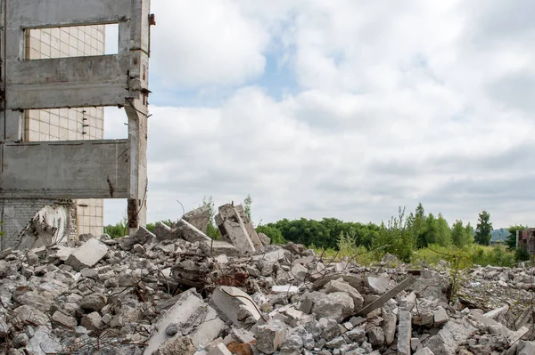 Uma Pilha Detritos Concreto Cinzento Contra Restos Grande Edifício Destruído — Fotografia de Stock