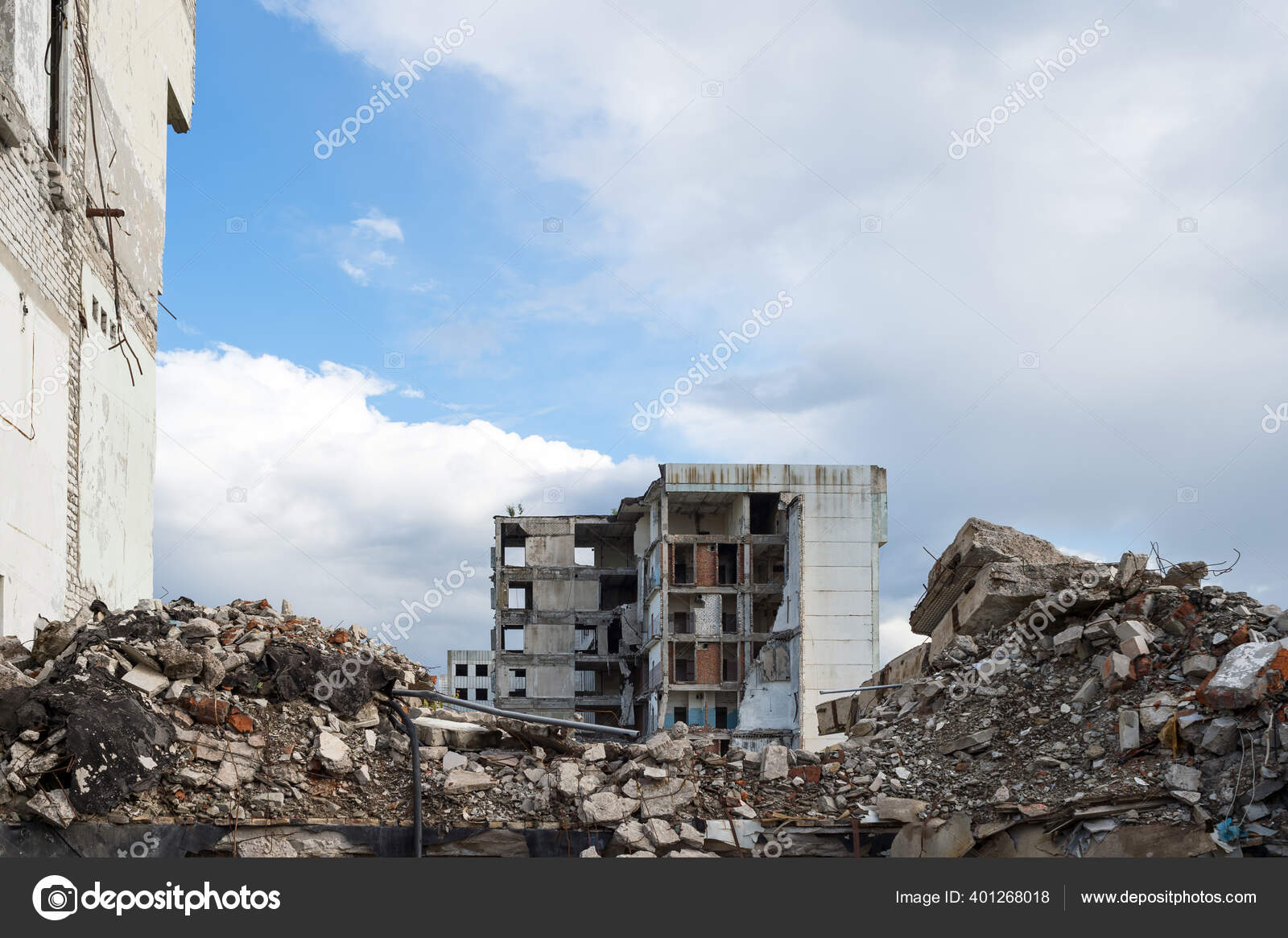 钢筋混凝土瓦砾和倒塌的墙体在前景上与一座大建筑物的残余物相抗衡 背景 图库照片 C Ostariyanov 钢筋混凝土瓦砾和倒塌的墙体在前景上与一座大建筑物的残余物相抗衡 背景 图库照片 C Ostariyanov
