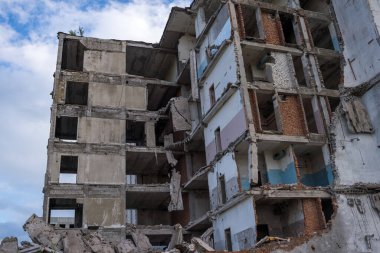 Gri bulutlu mavi gökyüzüne yakın bir ev yıkıldı. Arkaplan